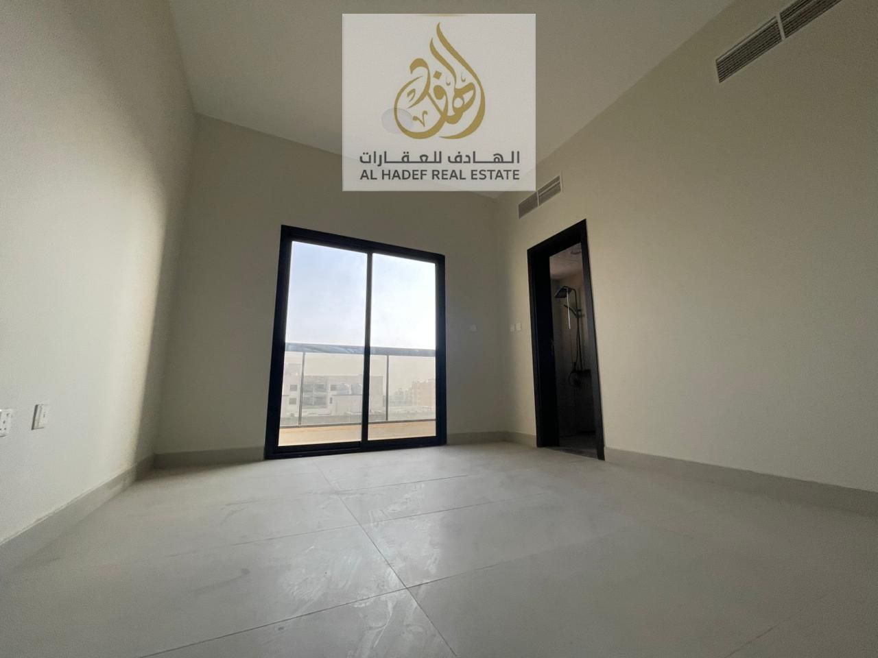 Two bedrooms and a living room with three bathrooms. First occupancy. Large living room with an open view. Spacious areas and a prime location close t