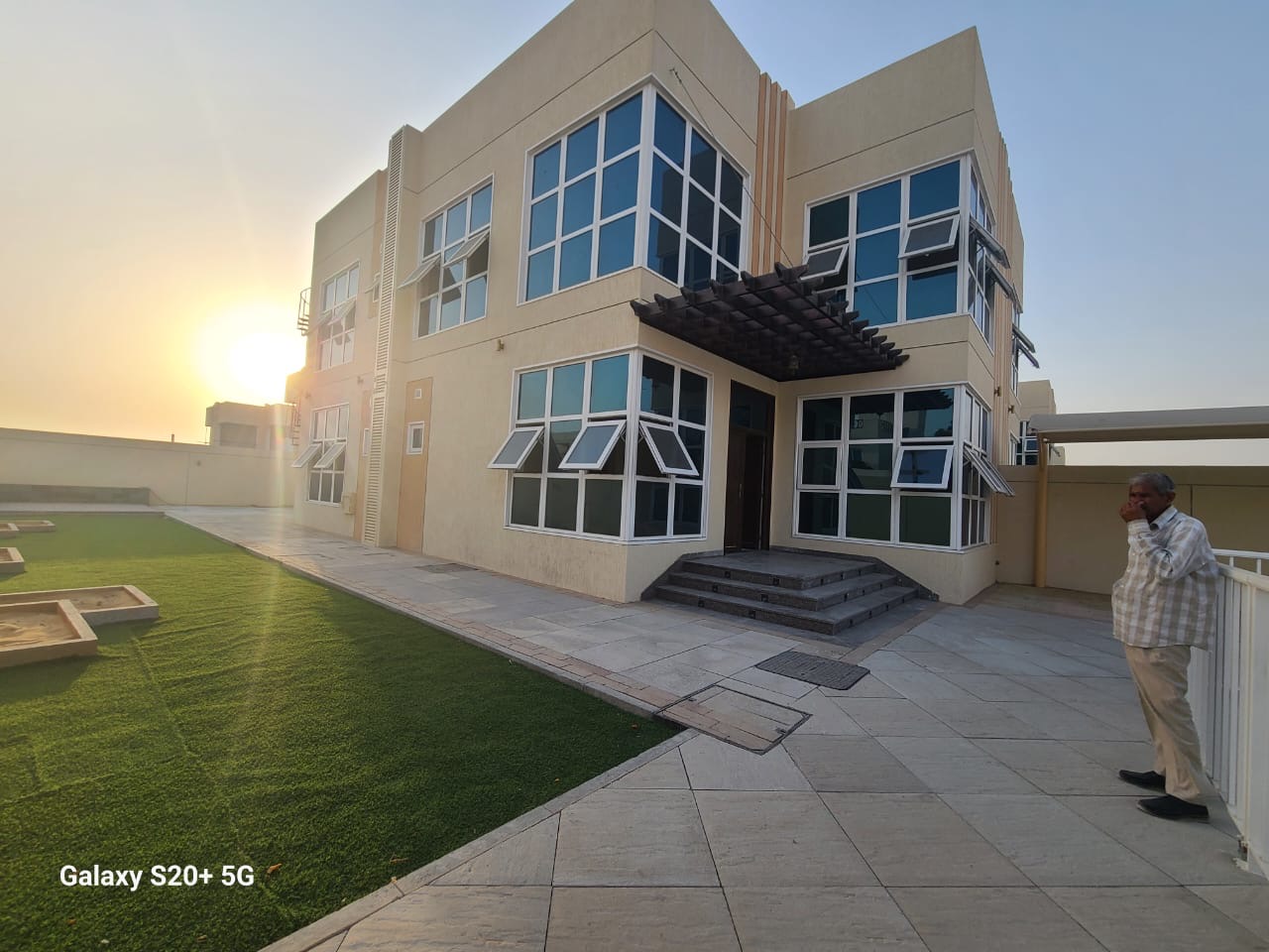Like brand new villa 4bhk with pool