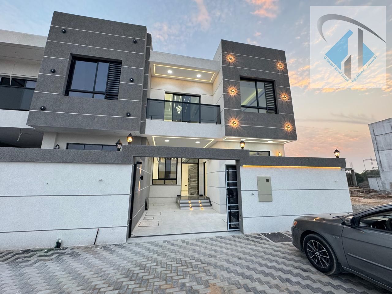 For sale: Modern villa with 5 bedrooms, 3 floors, freehold ownership, registration fees included, directly on the main street.