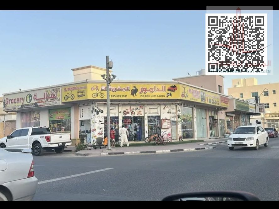 Commercial building for sale, excellent location on a main street, corner lot with 3 shops, with excellent annual income.