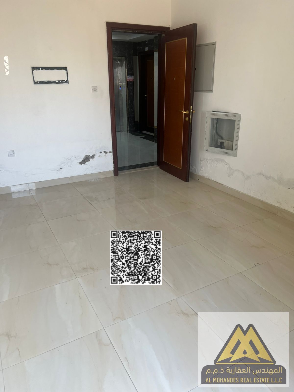 A distinctive apartment in a quiet location close to all essential services, ideal for families and offering a high level of comfort. It features a pr
