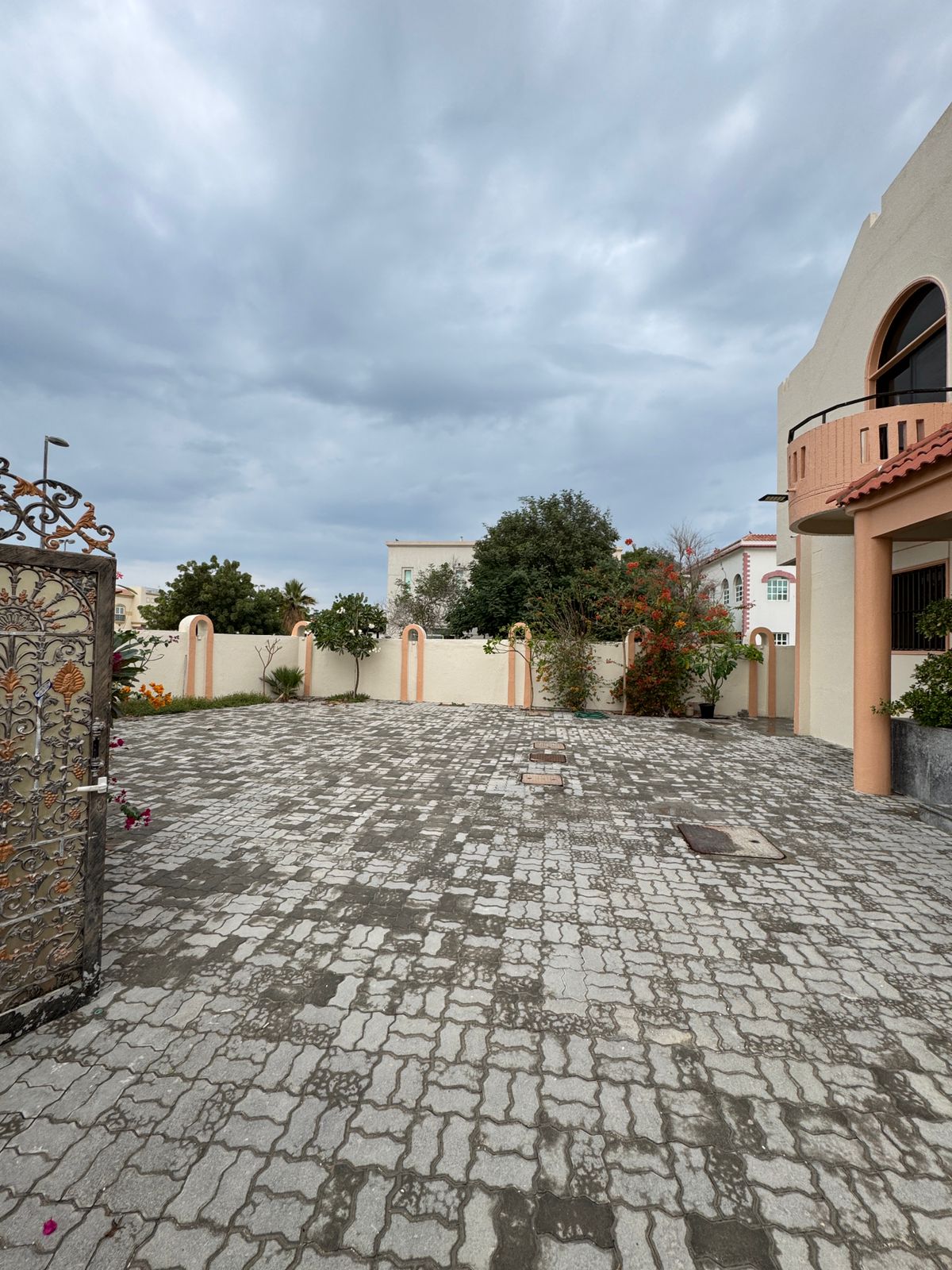 For Rent in Sharjah – Luxury Sharjah Corniche Luxury villa in a prime location on Street 3 Land Area: 8,000 sq ft Villa Details: 5 bedrooms (all wit