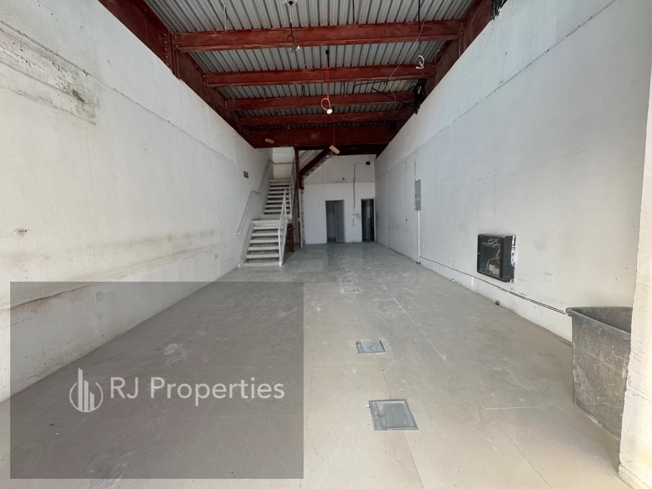 Hot OFFER LUXURY showroom very prime lecation Business area only jest 110k