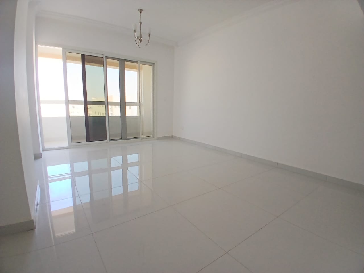 Lxury and brand new apartment with balcony with master room with waldrop parking