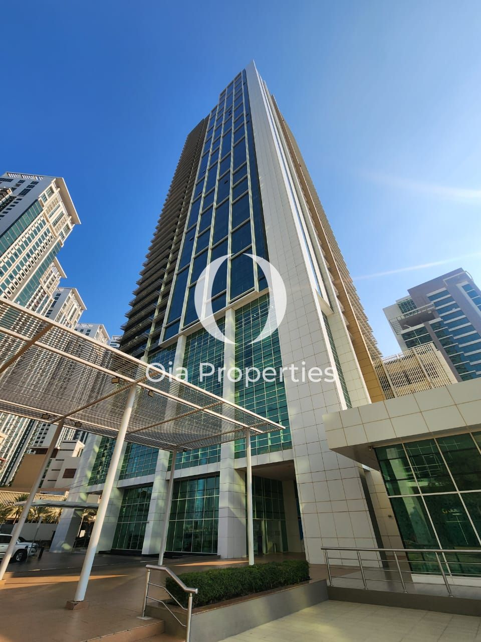 Refined 2BR | Prime Neighborhood | Pool and Sea Views
