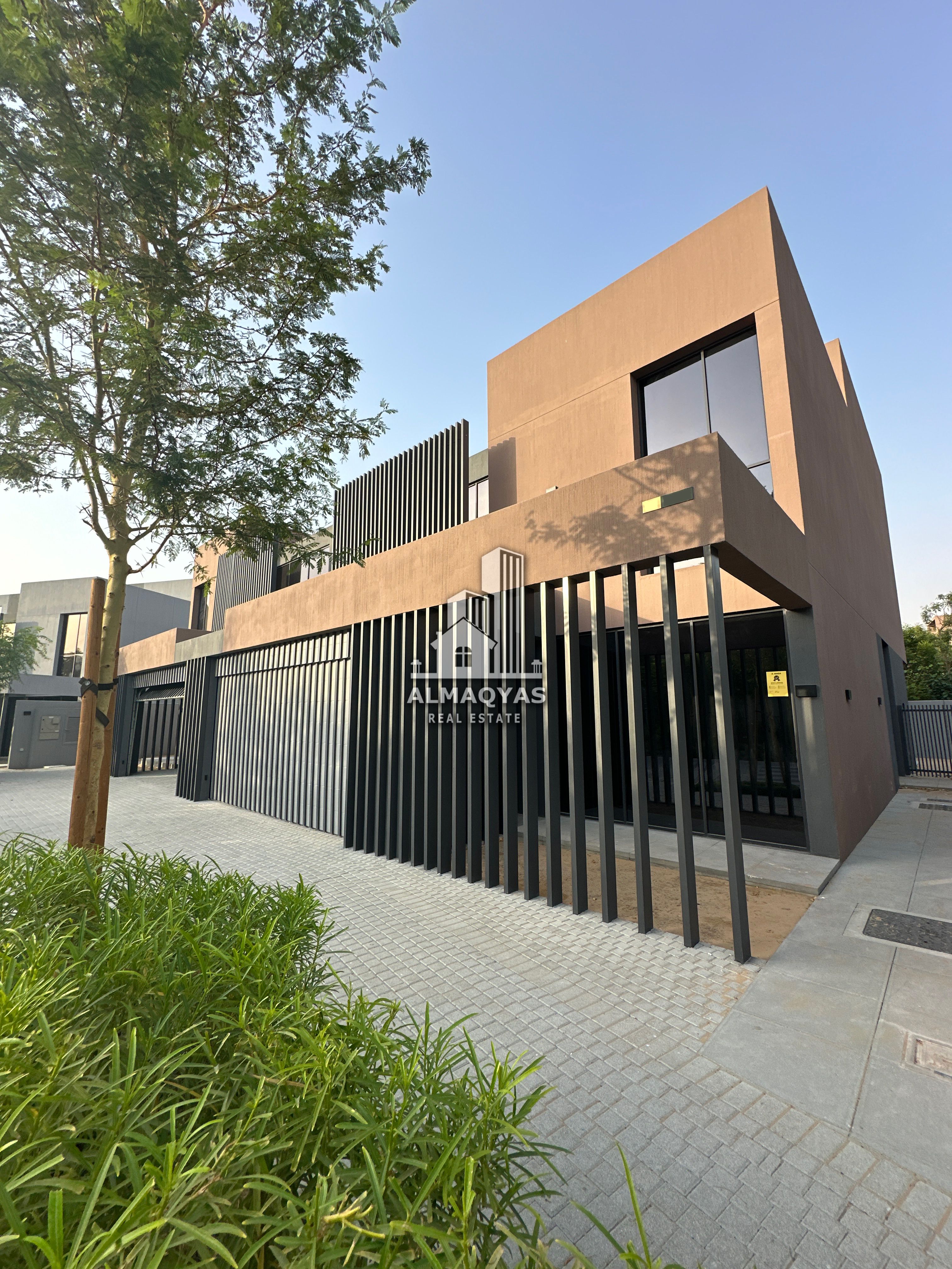 Stand-alone 4-Bedroom Villa with terrace - Freehold - Prime location