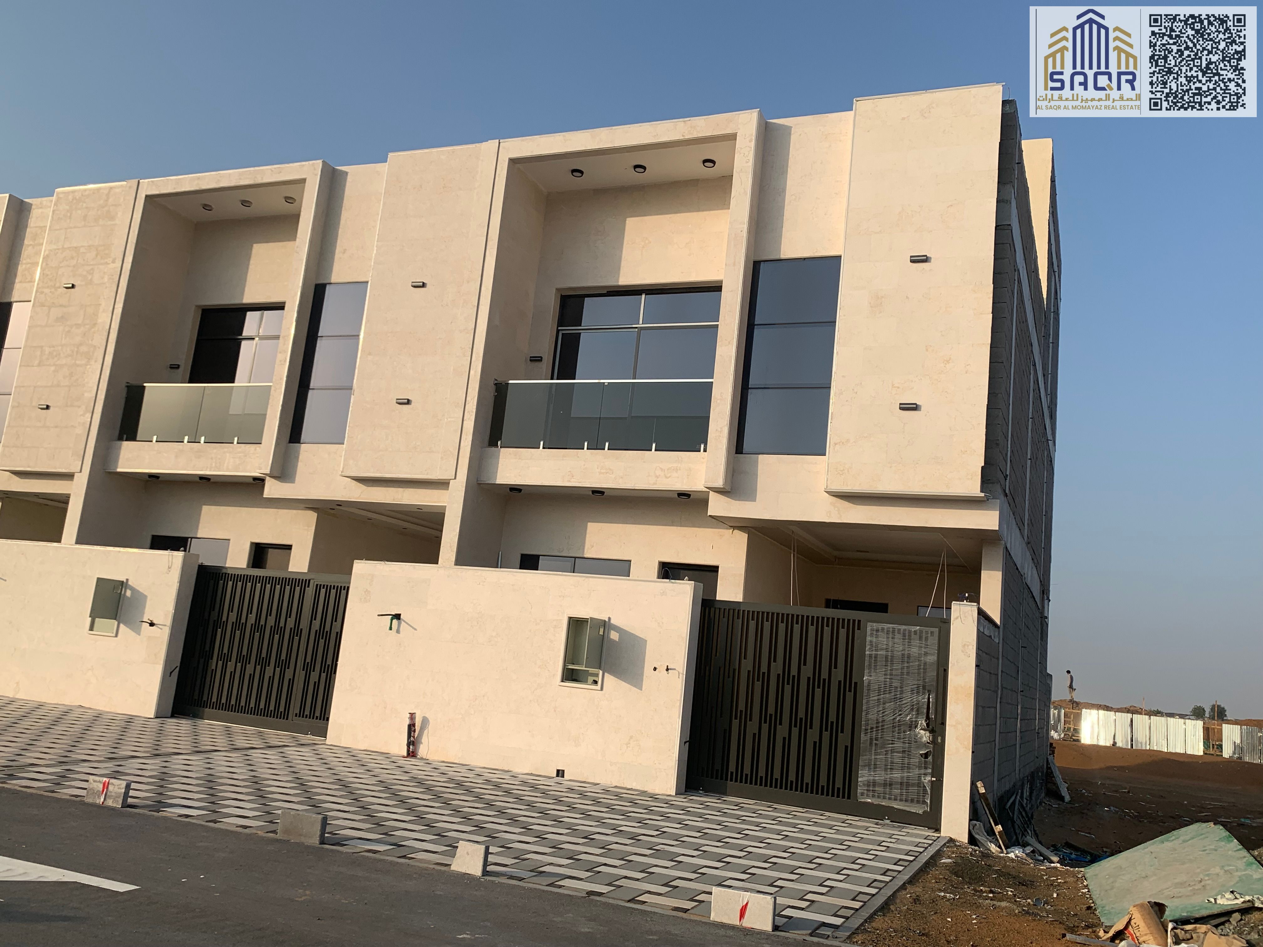 Villa for Sale – Townhouse | Al Helio, Ajman A stunning super deluxe townhouse villa for sale in the prime area of Al Helio, Ajman. The villa features a modern design and high-end finishing, built on a land area of 1,727 sq. ft. It consists of Ground + Fi