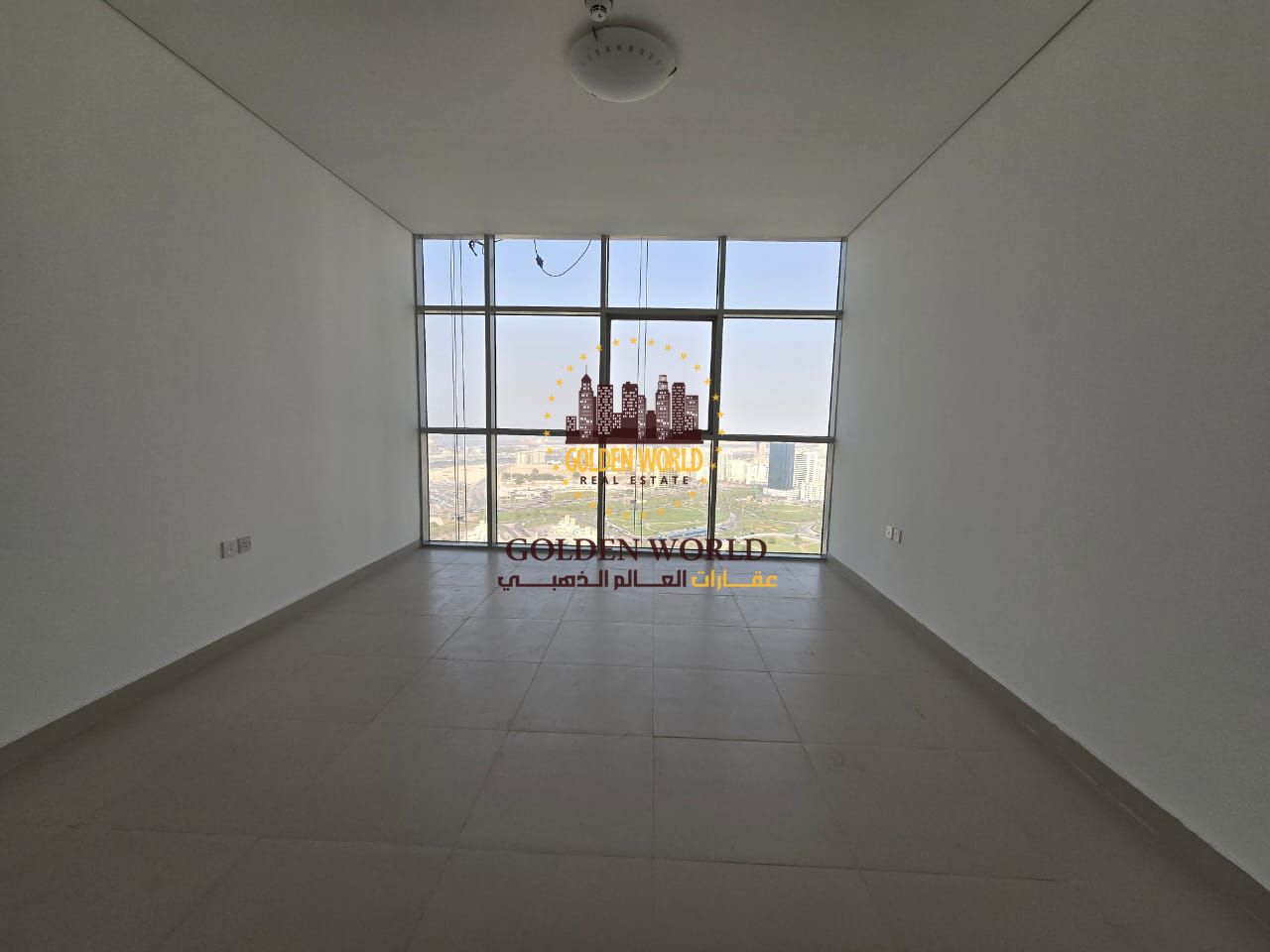 Luxurious apartment in Al Majaz 1, master bedroom, wall cabinets, maid's room, store room, 2 bathrooms, panoramic view of the lake and central market,