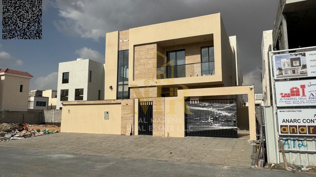 A villa with a price including registration and ownership fees and air conditioners on the main street, ready to move in, in the most prestigious area