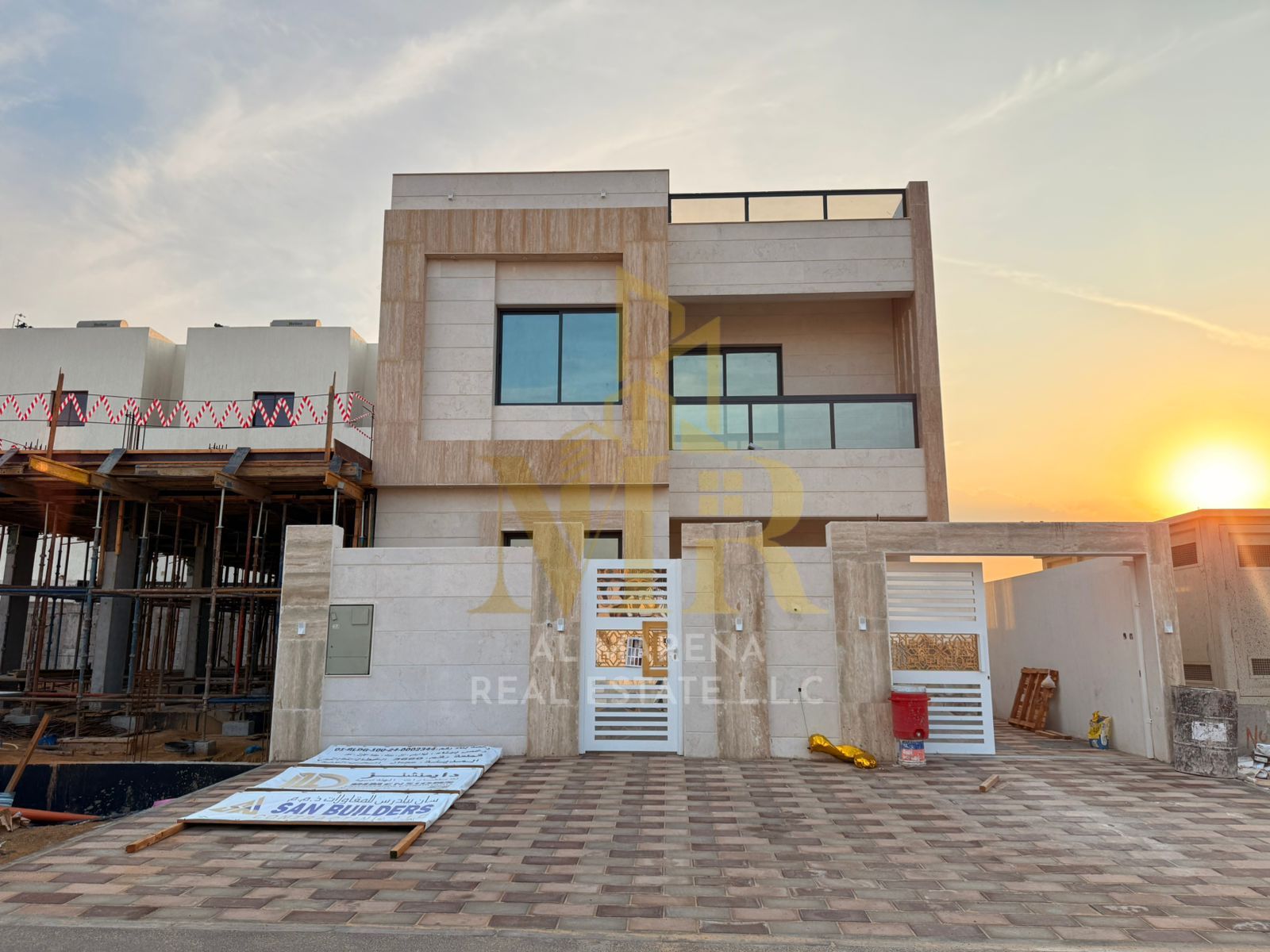 A unique opportunity to own a townhouse villa, including water, electricity, and air conditioning. Two floors and a rooftop terrace.