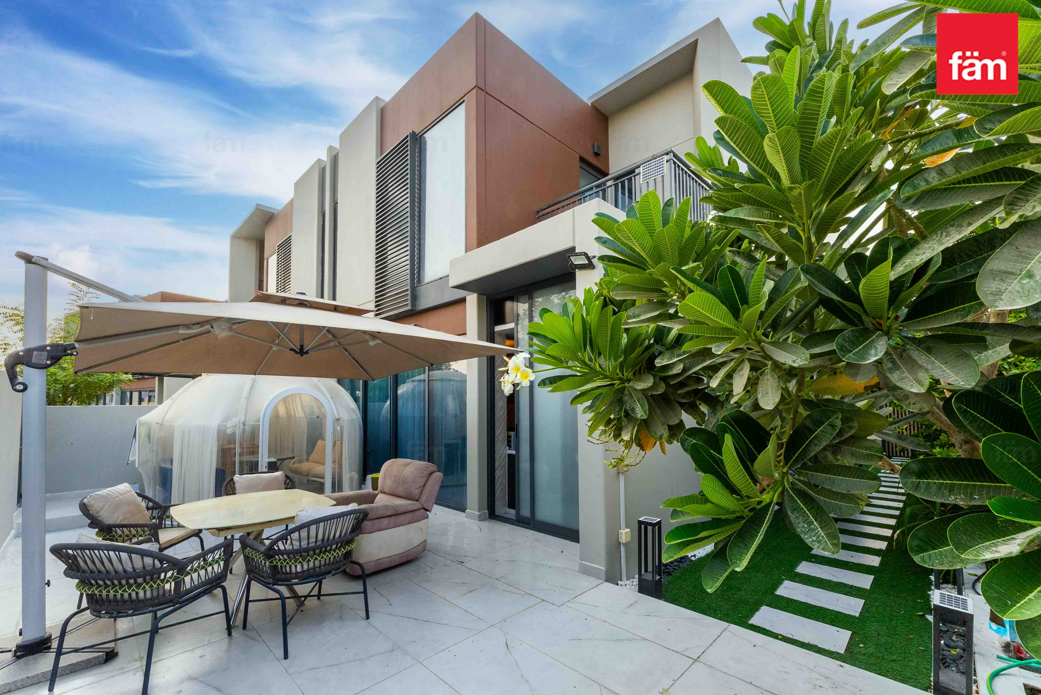 LANDSCAPED GARDEN | MODERN INTERIOR | CORNER UNIT