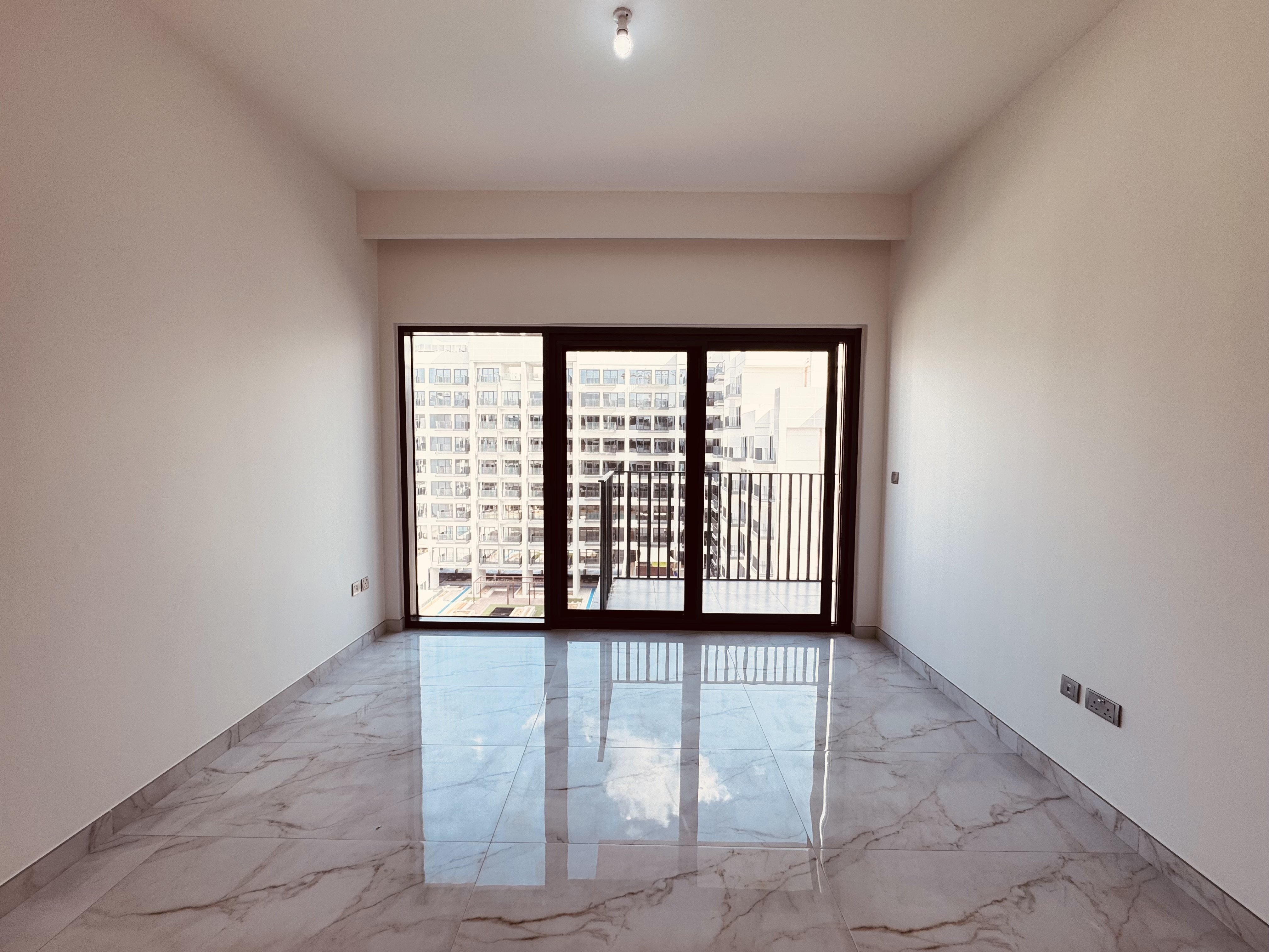ALL NEW ONE BEDROOM APARTMENT WITH FULLY FITTED KITCHEN // COZY LOCATION