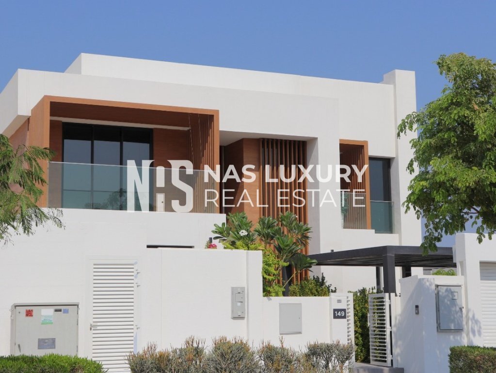 luxurious Villa | Double Row | Near Corner