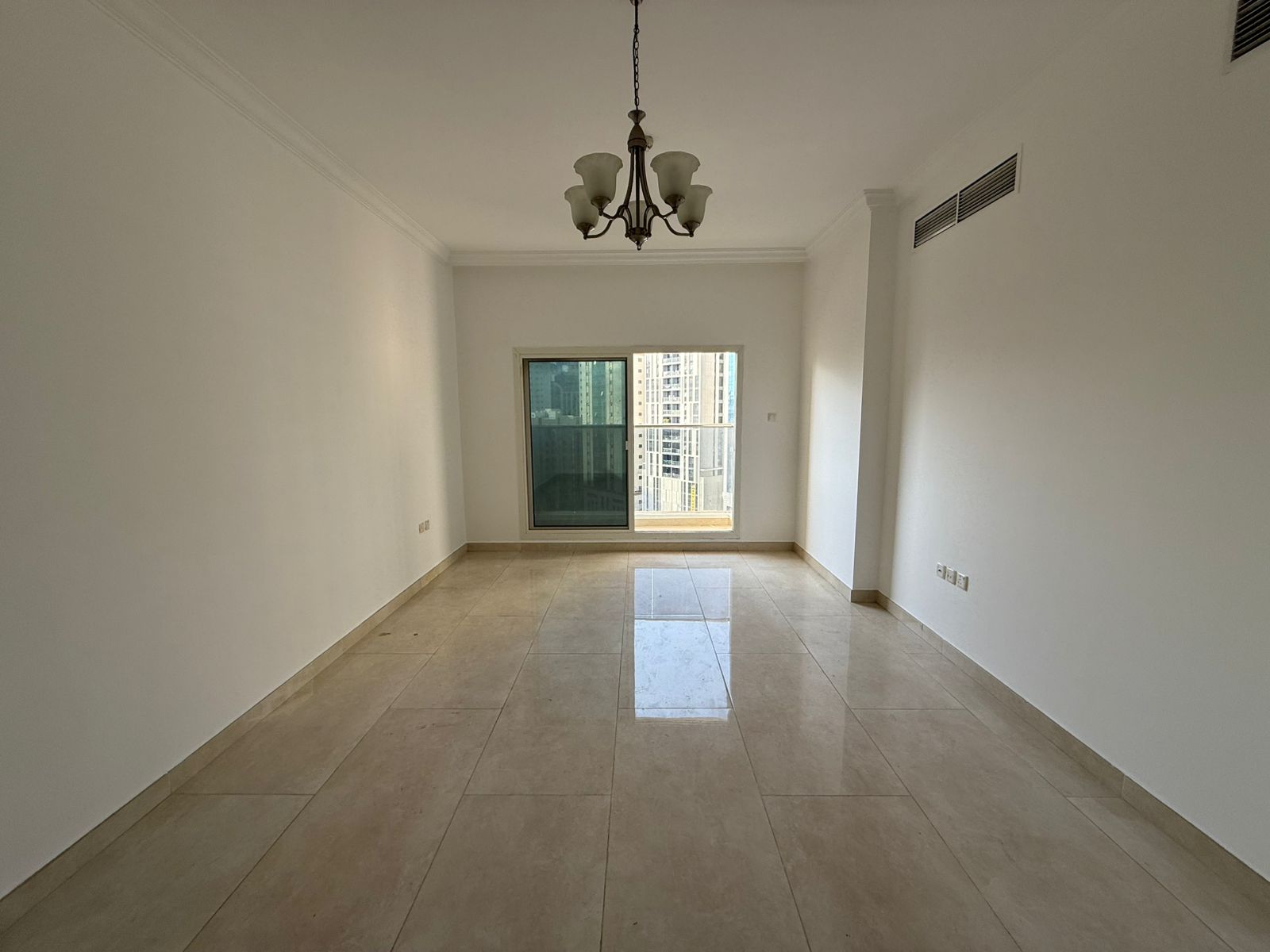 Balcony with direct open view of the main street, second tenant, easy access to Dubai exit, close to the park and Corniche Walk, quiet residential bui