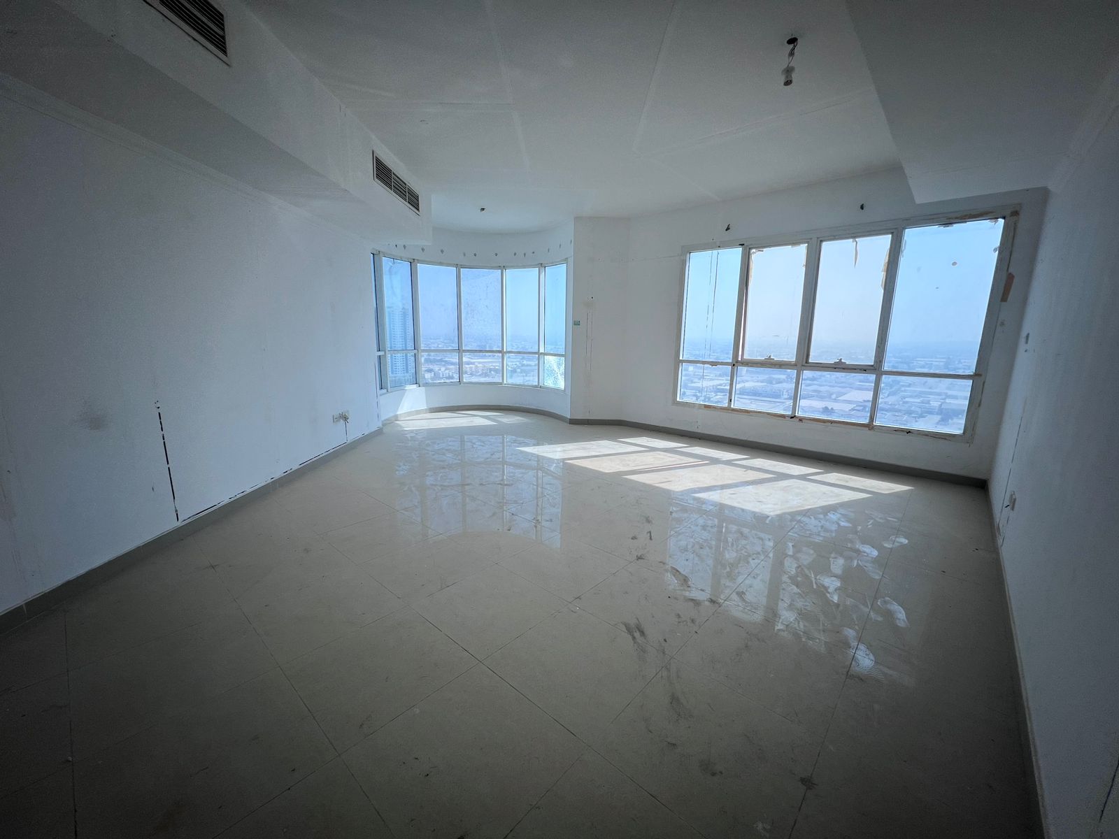 3BR apartment in Al Majaz 2 with 2 balconies, parking, master room, 4 bathrooms, maid room, panoramic view, flexible payment via Tabby, AED 80,000.
