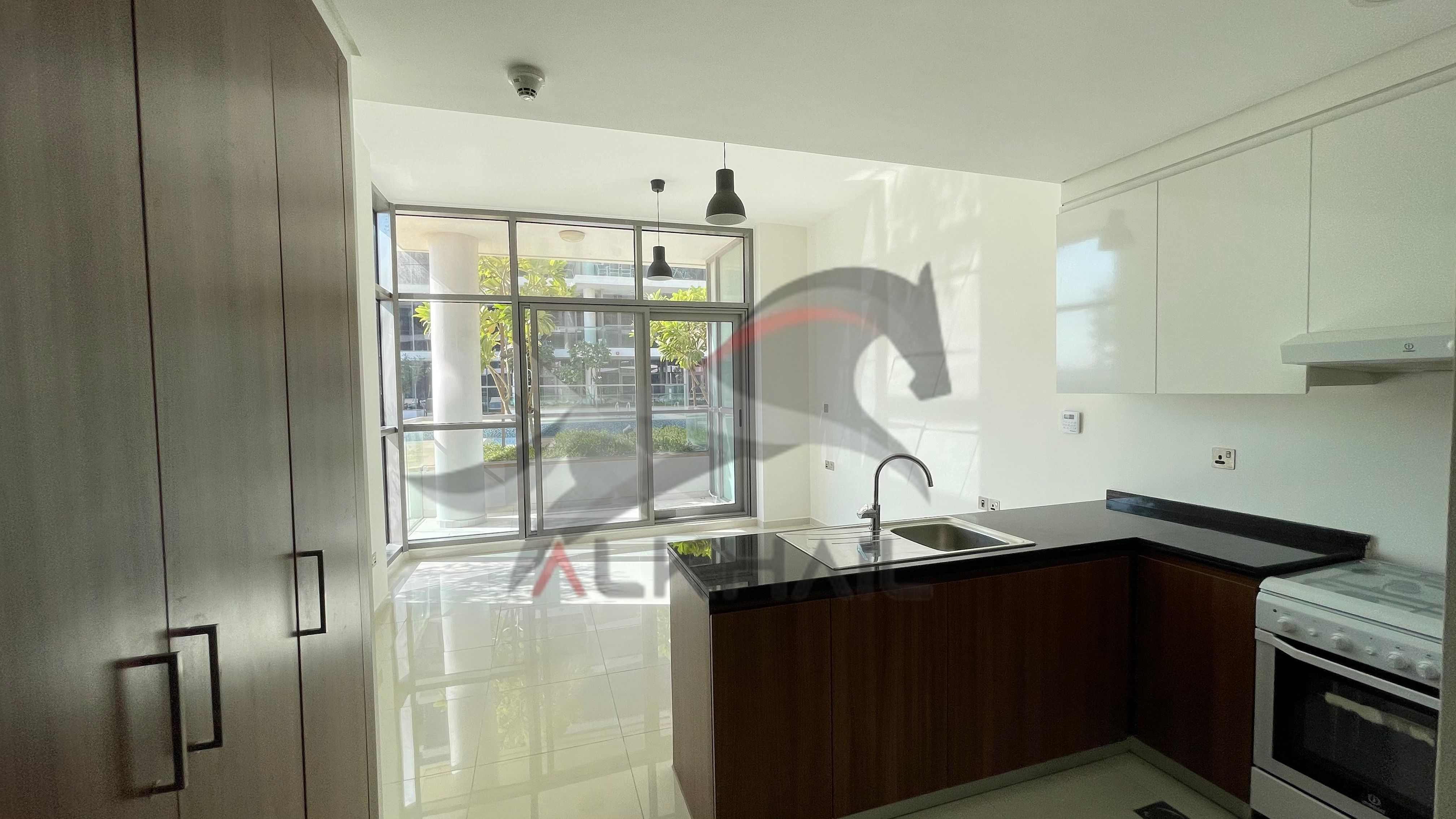 Studio Apartment - Golf Course Views - Prime Location