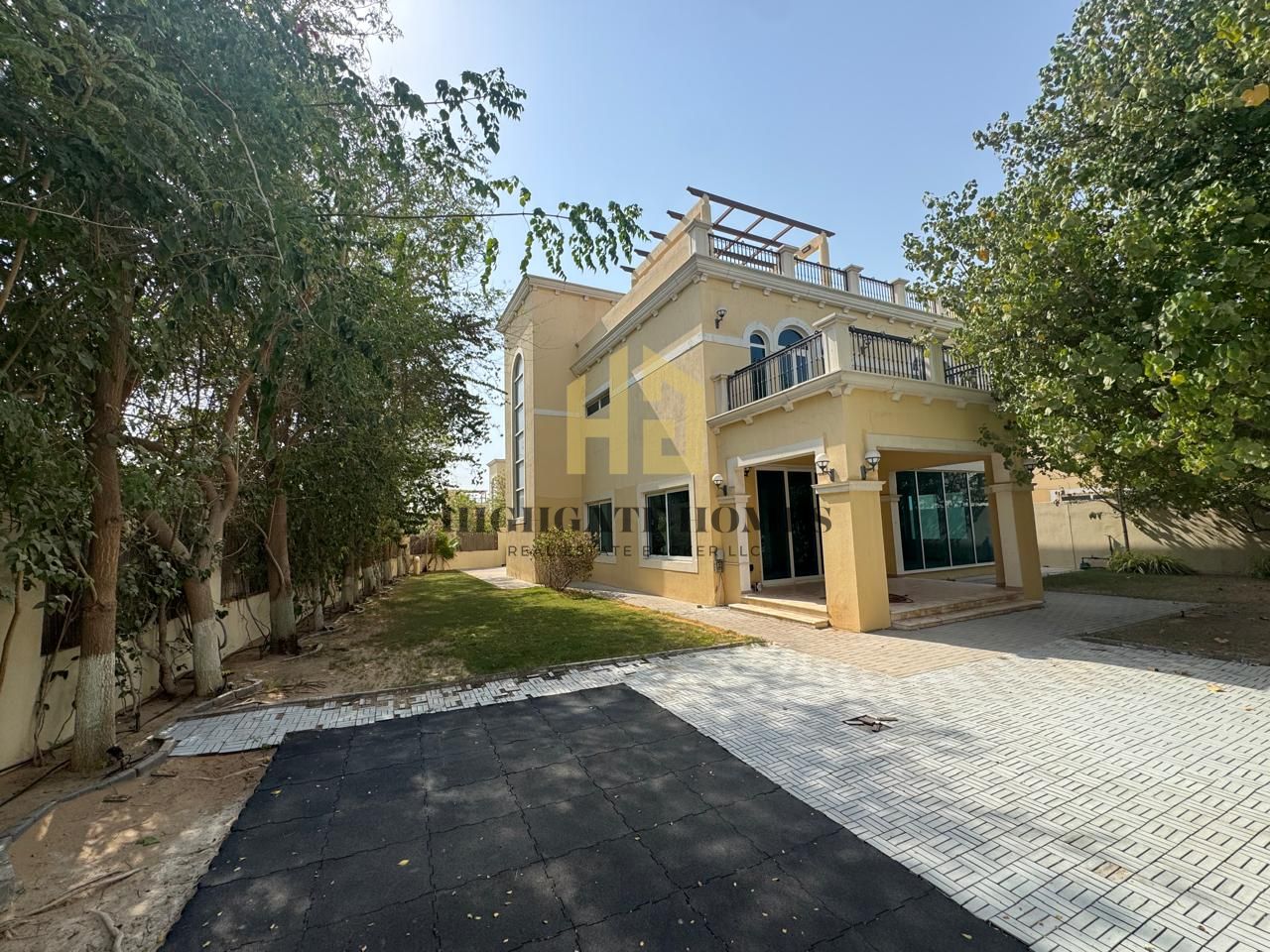 Corner Nova | Big Plot | Vacant NOW