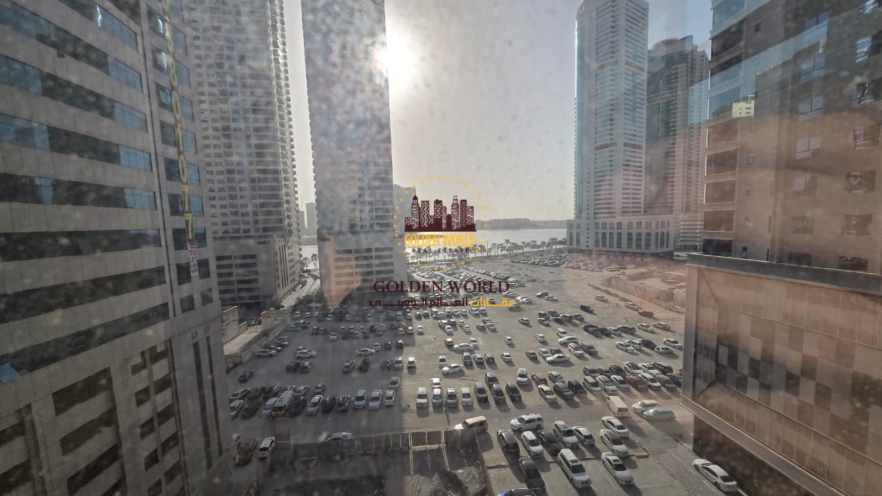 2-bedroom apartment with living room in Al Khan, Sharjah. Central AC, sea view, 2 bathrooms, sandy parking. Rent 45,000 AED, 4 or 6 cheques.