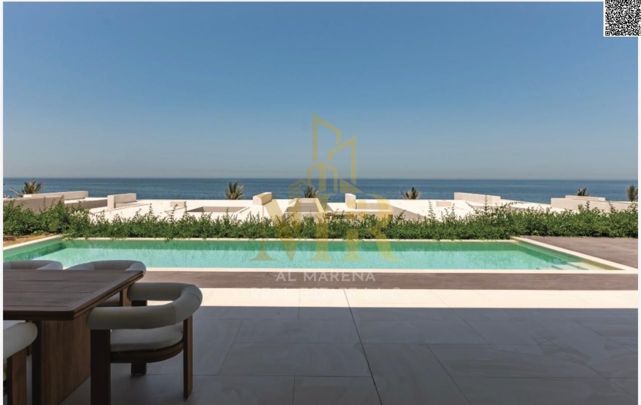 Overlooking the golf course and lake, private pool, spacious and luxurious finishes, electricity, water, and air conditioning included.