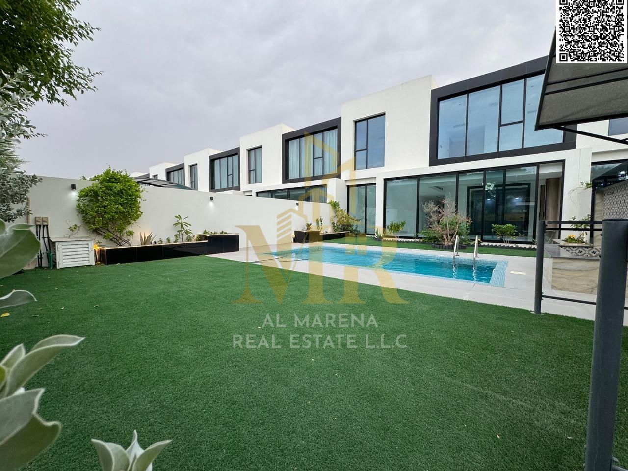 Overlooking the golf course and lake, private pool, spacious and luxurious finishes, electricity, water, and air conditioning included.
