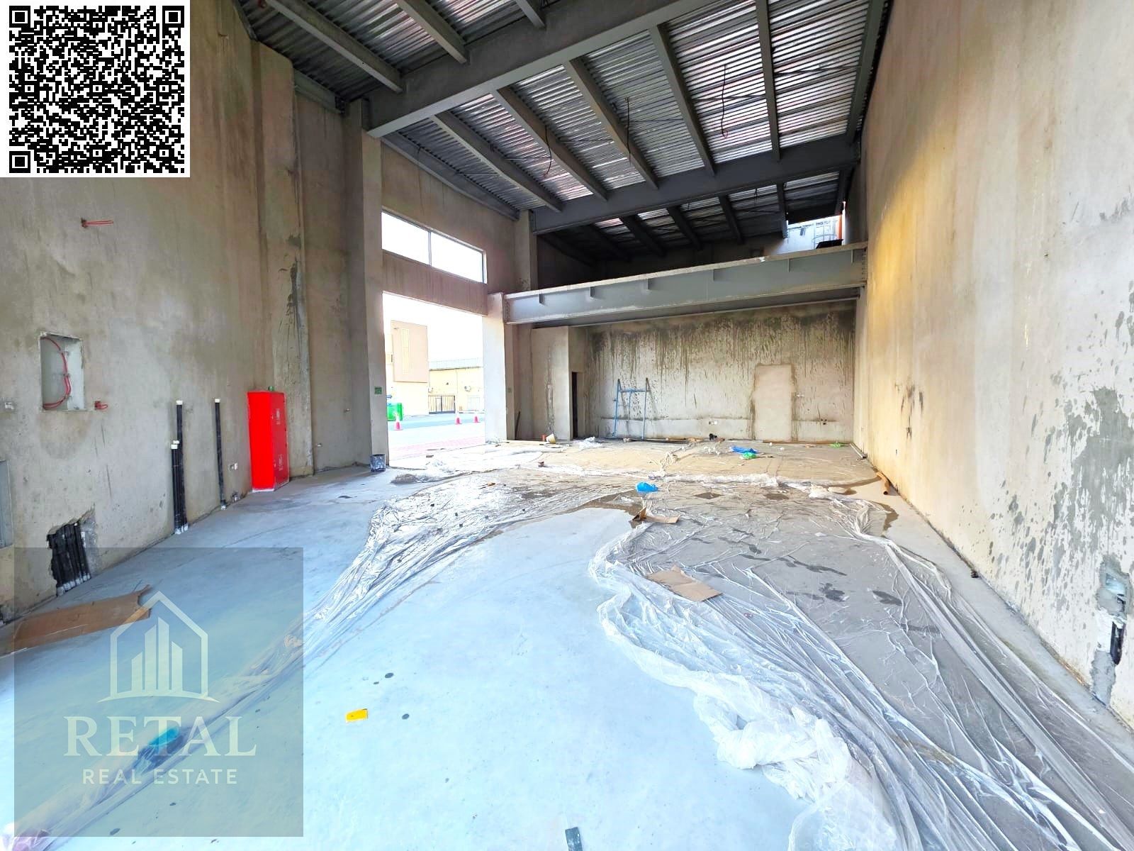 The warehouse is a corner lot on two streets, with 3-phase electricity, capacity 44.145, in a new complex, with the best rent.