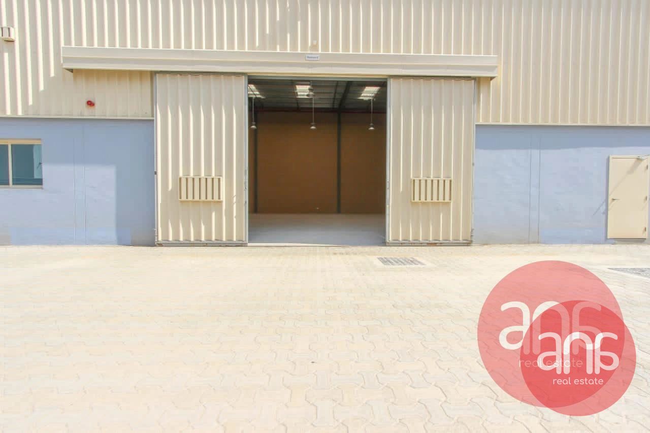 HIGH-CEILING WAREHOUSE | IDEAL FOR STORAGE