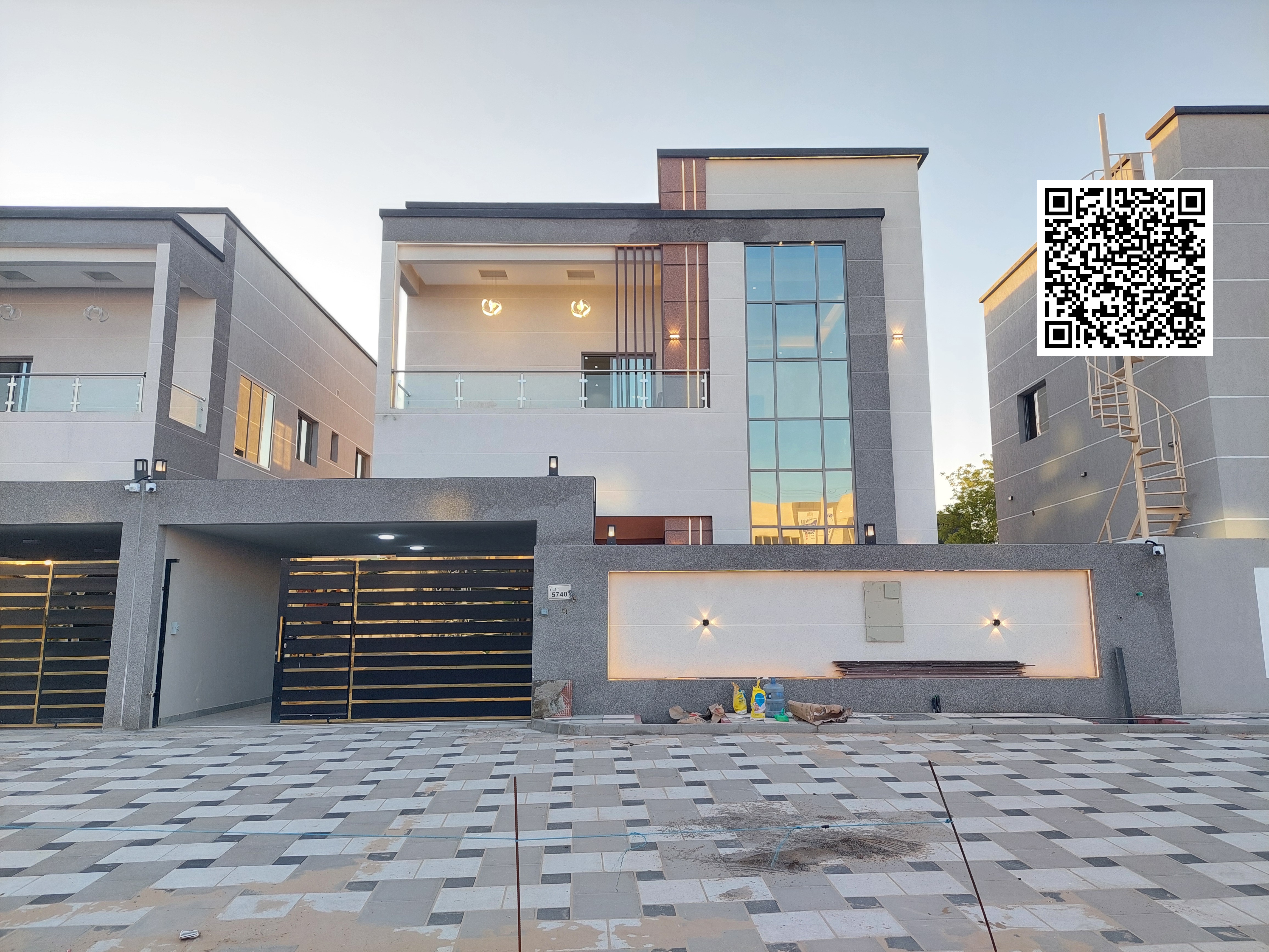 For sale: Modern villa in a prime location, including registration fees and air conditioning. Freehold ownership with bank financing available.