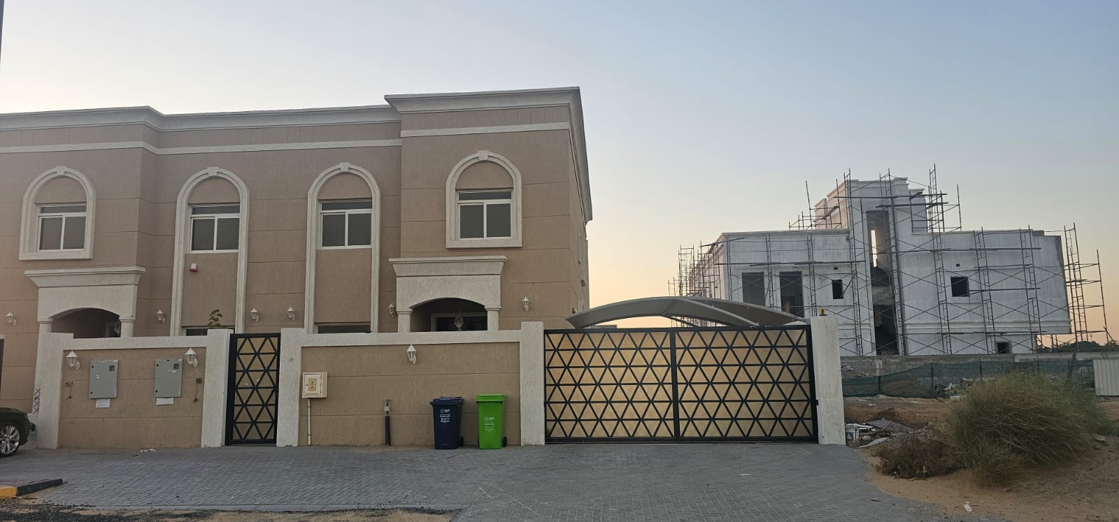 Huge offer 5 badroom villa with Majlis and and maid room price 150k