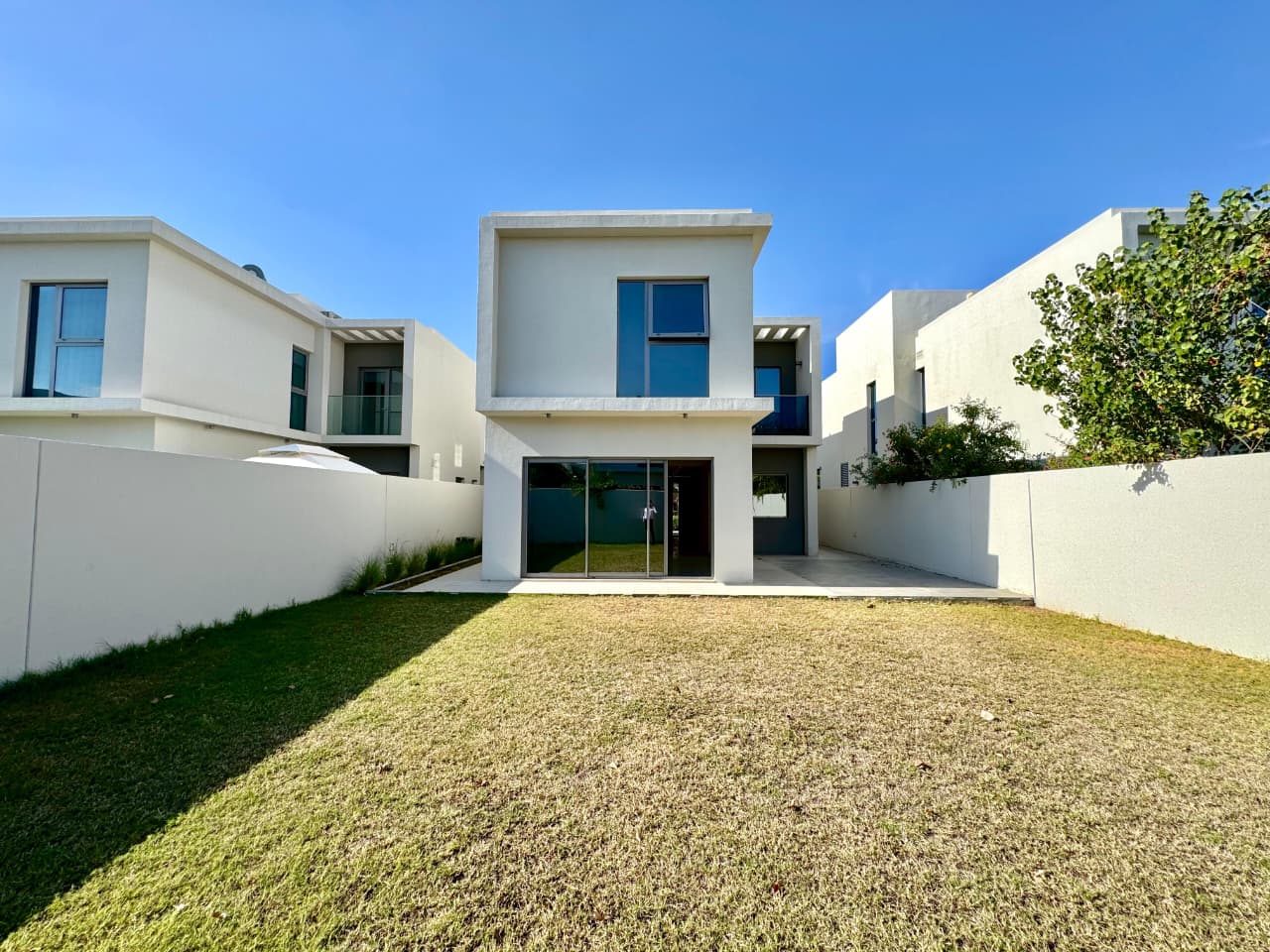Brand New 3 badroom standard alone villa with maid room and garden price 200k