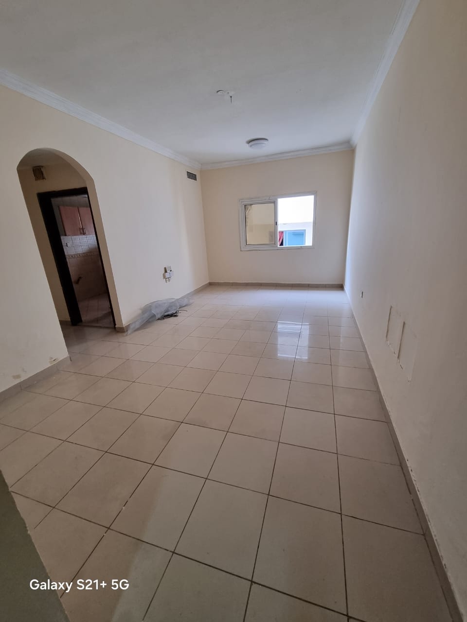 1BHK apartment in Muwaileh on the main road, spacious layout, separate kitchen, 2 bathrooms, central AC, prime location near all services