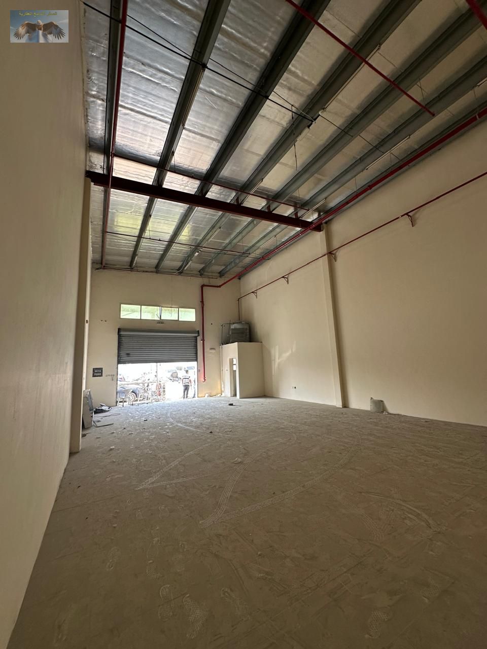 Warehouse with luxury finish and a practical layout allowing easy loading and transport. Suitable for commercial activities except garages and restaur
