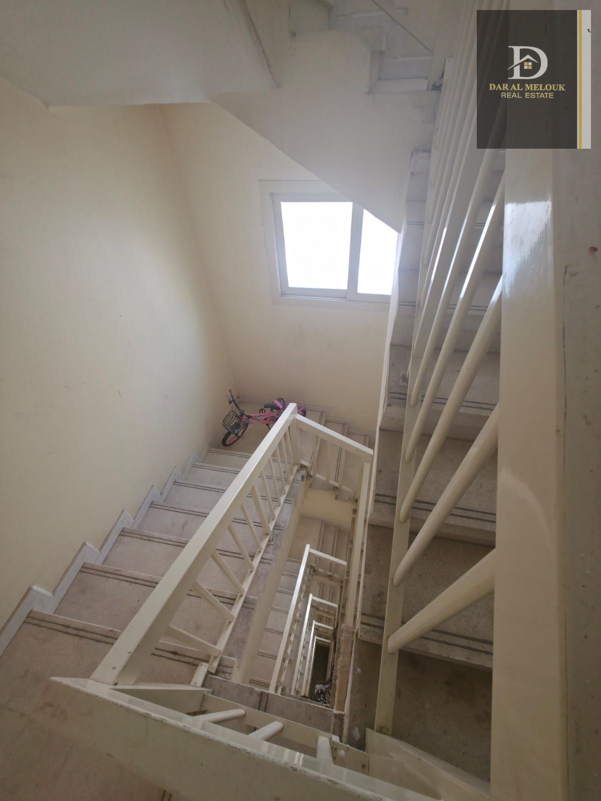 For Sale in Sharjah Building in Al Qulaya area Consists of: Ground floor + 6 floors + 50% of the roof Land area: 2736 sq ft Located on the Cornich