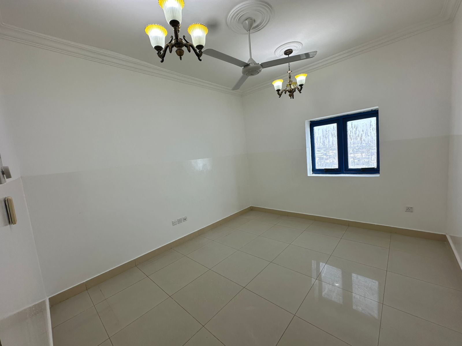 Two rooms and a large living room, very suitable for him.
