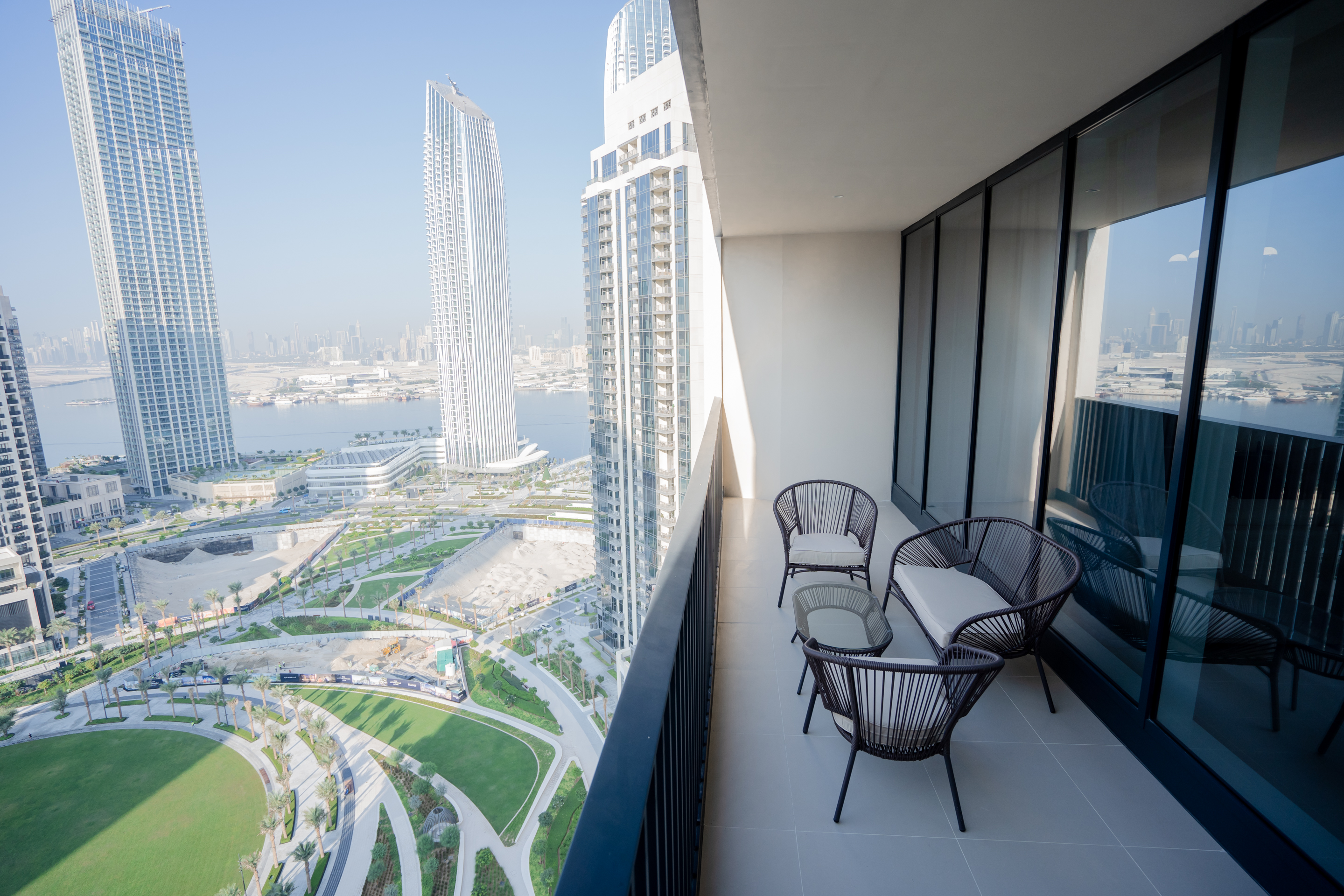 Deluxe Condo With Terrace Overlooking Green Parks