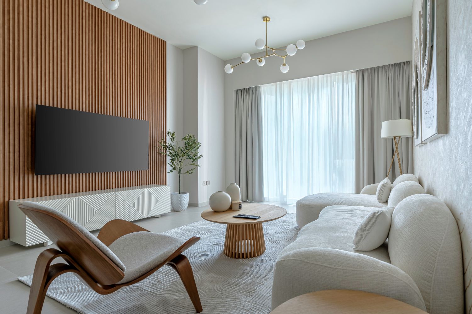 Sky-High Chic: Luxe 1-BR in Downtown Dubai