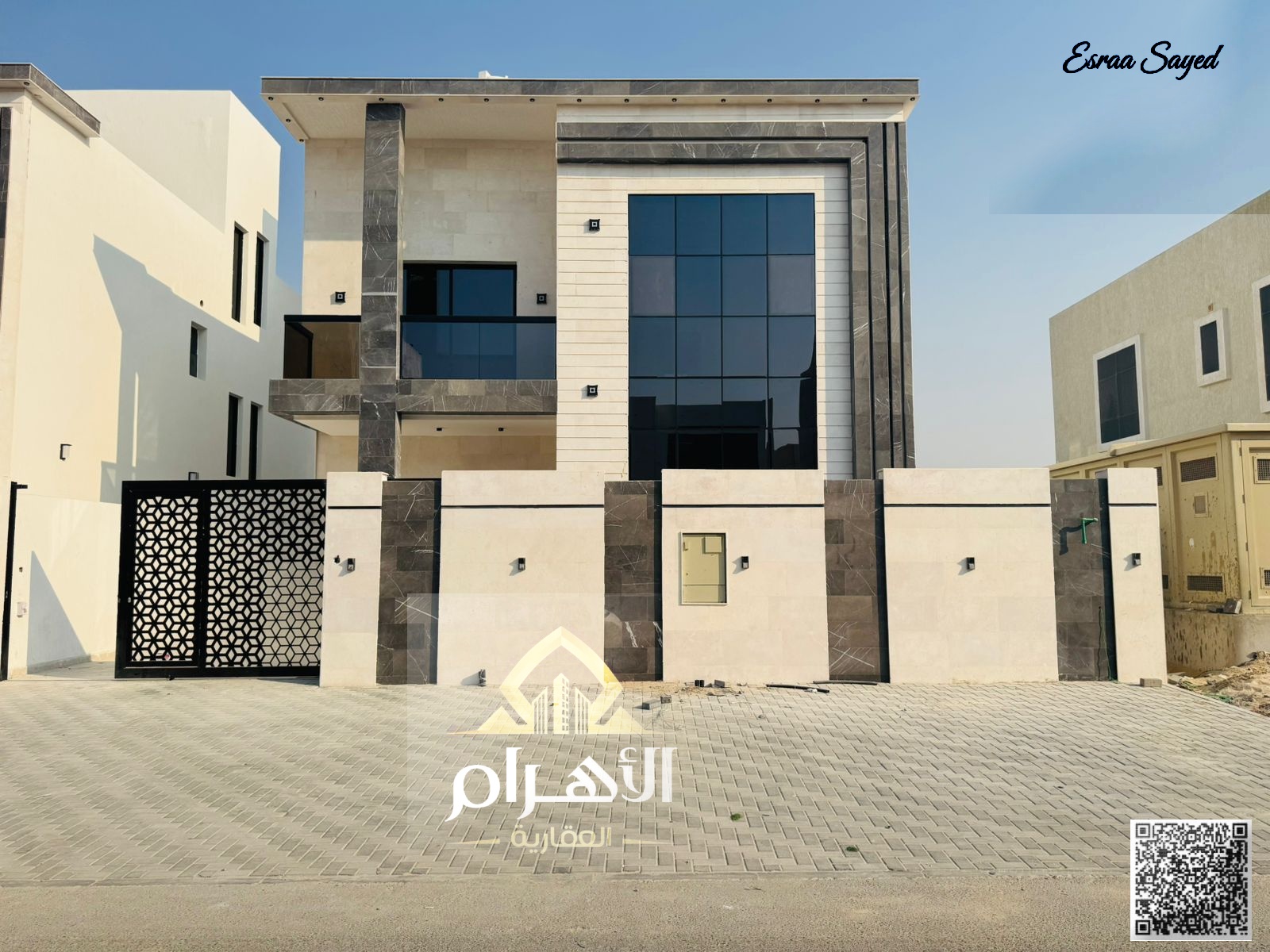 Modern villa in Al-Amrah (directly next to Azhi project), two floors and a roof, close to all services.