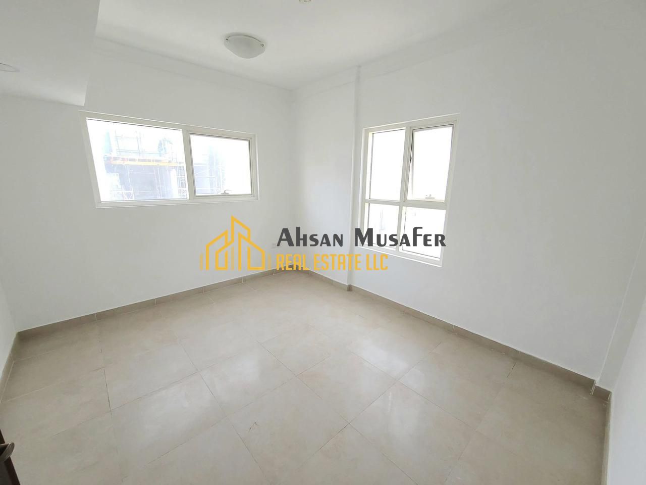 //NO COMMISSION+PARKING FREE+4CHQS+10DAYS FREE// 1BHK APARTMENT WITH 2WASHROOMS, BALCONY ALSO HAVE \\ COMMERCIAL MUWAILEH SHARJAH.