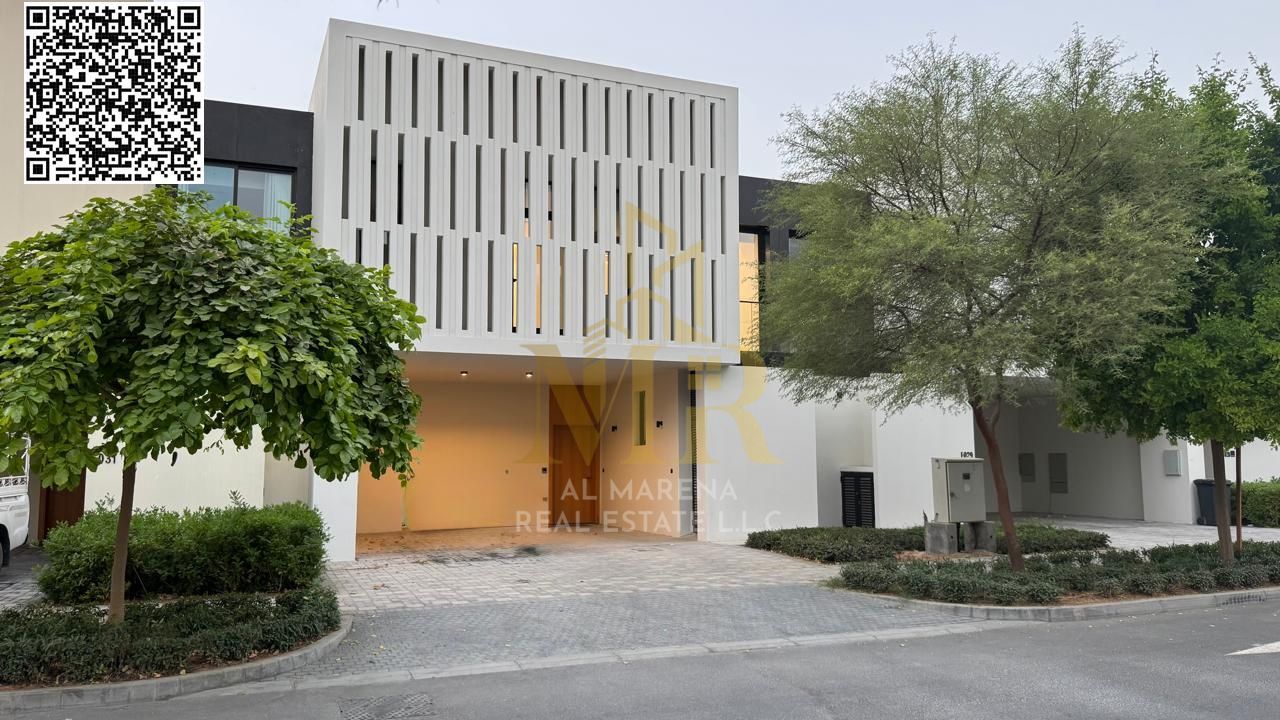 A villa with super modern finishes, a private pool and garden, 4 master bedrooms, luxurious and comfortable design, at a price including electricity,