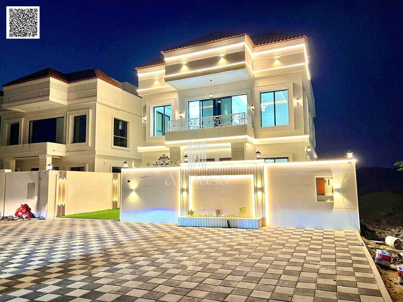 Classic villa with a deluxe, personalized finish, on a main road, large frontage in front of the villa.