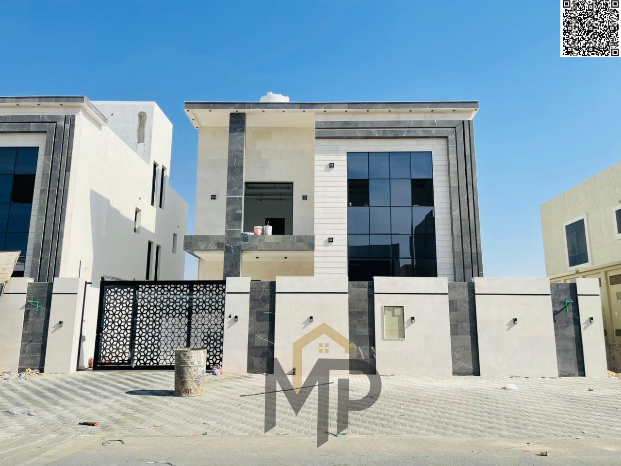 Modern villa in Al-Amrah (directly next to Azhi project), two floors and a roof, close to all services.