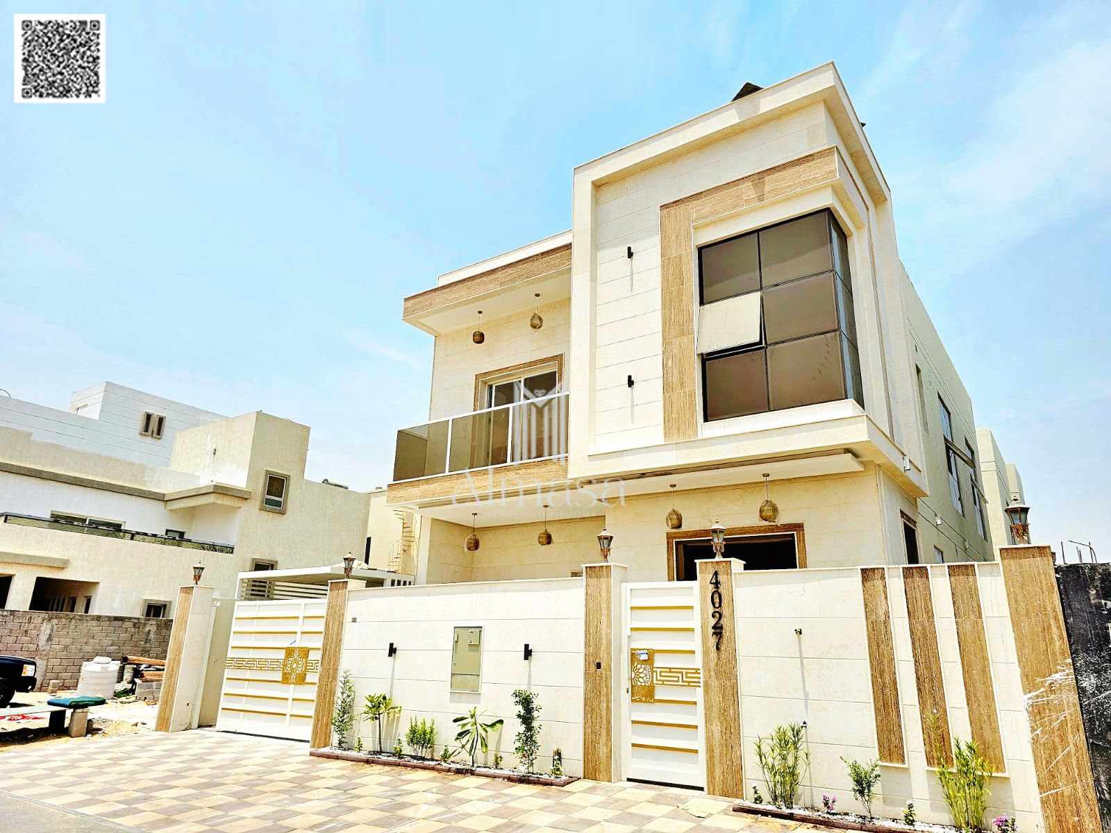 Modern villa with very luxurious finishing, including water and electricity.
