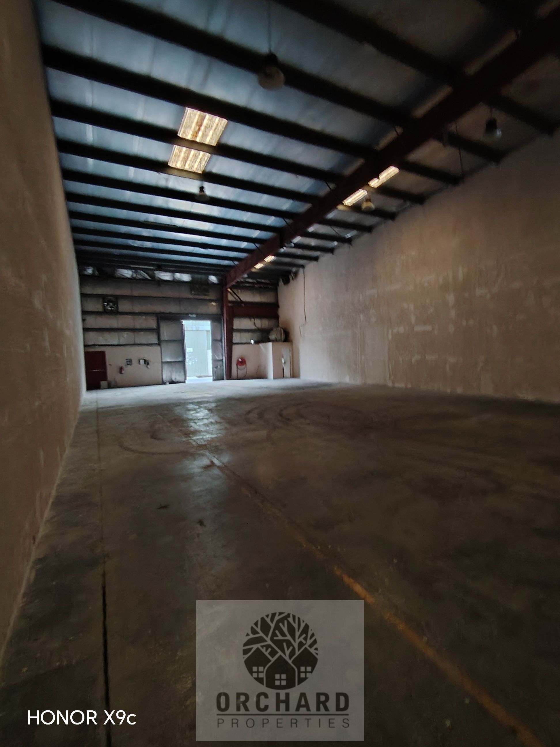3600 sqft warehouse with high power/ All activities allowed / Prime location / Loading unloading area abilable / Rent 195,000 [ 2 cheque payments ]