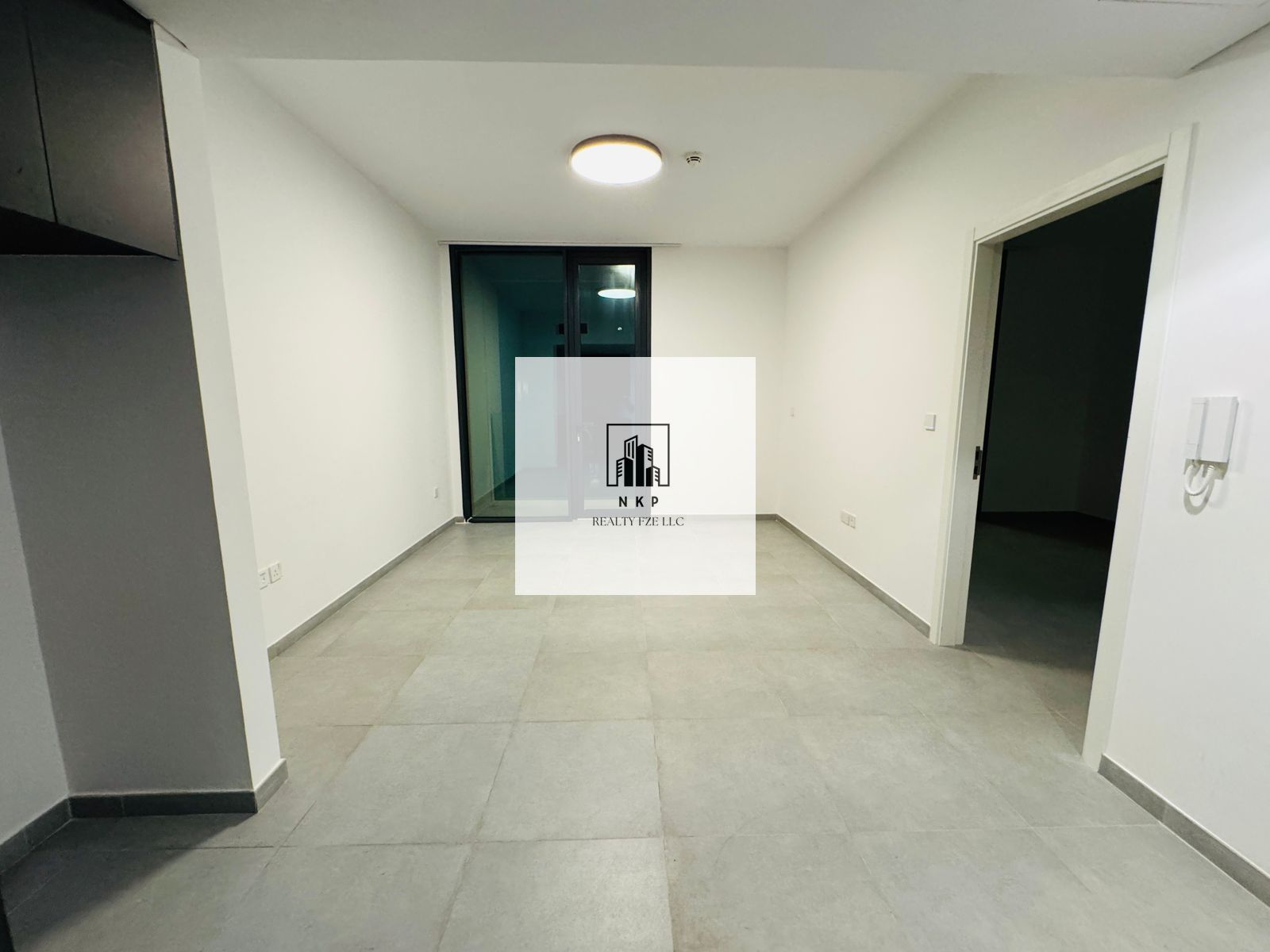 Spacious luxurious 2bhk apartment with balcony open view