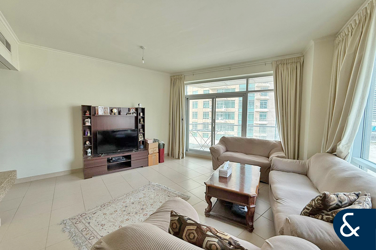 1 Bed | Large layout | VOT | Dining / study