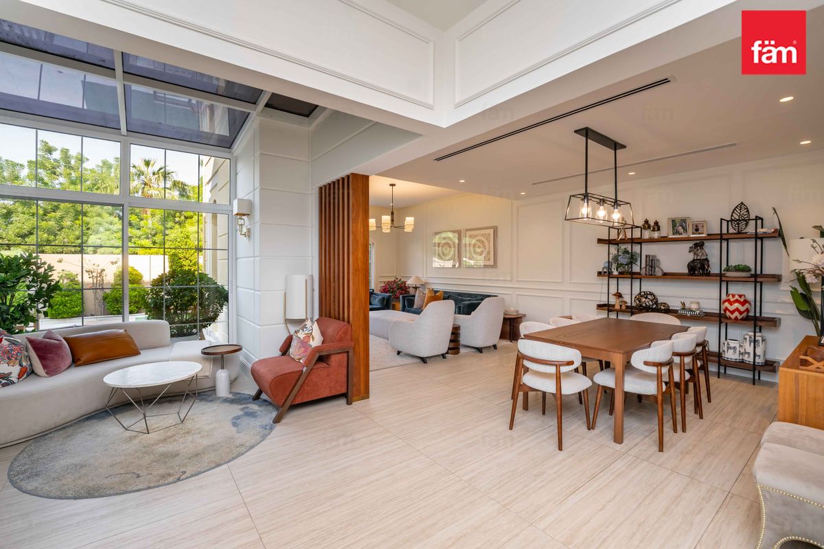 Vacant| Exquisitely Upgraded| Superb Sunlight| Mid