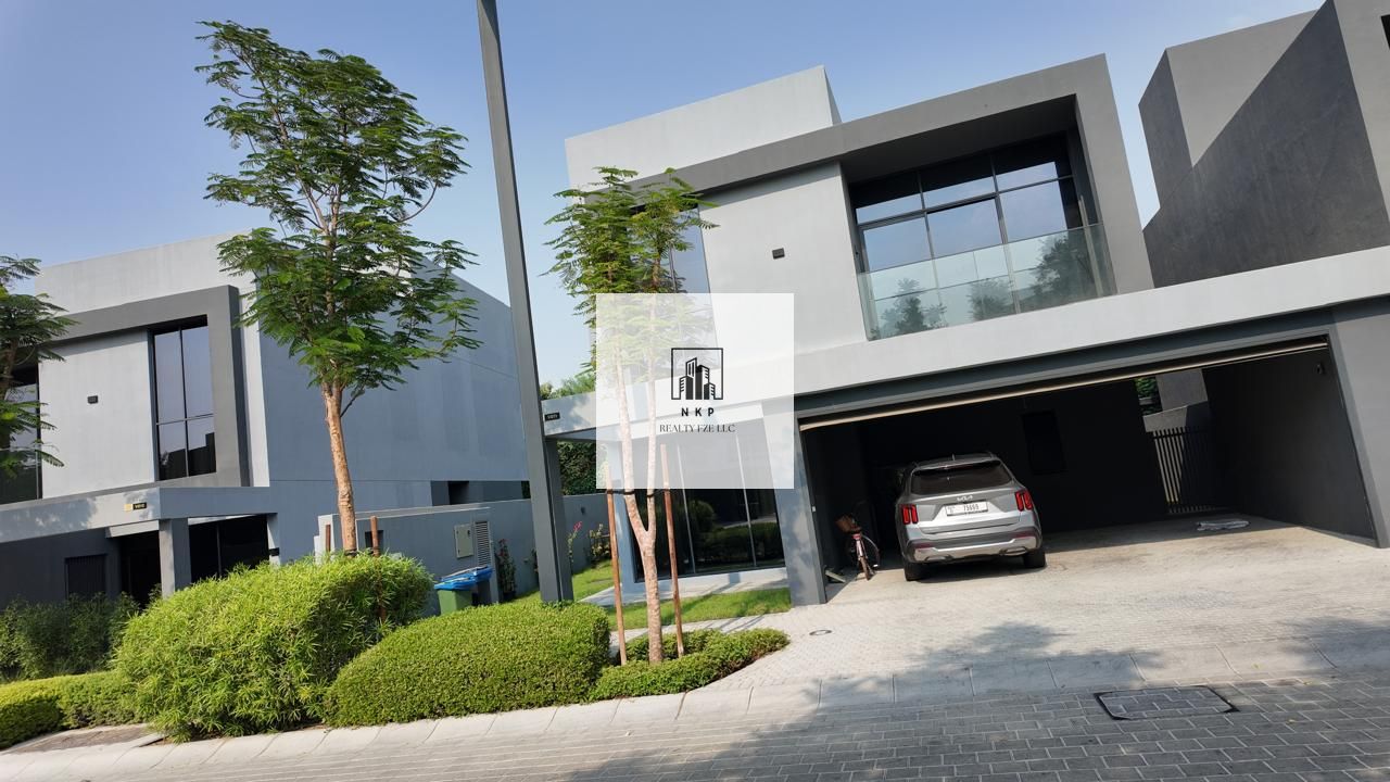 Spacious luxurious 4 bedrooms villa with maid room and majlic big layout