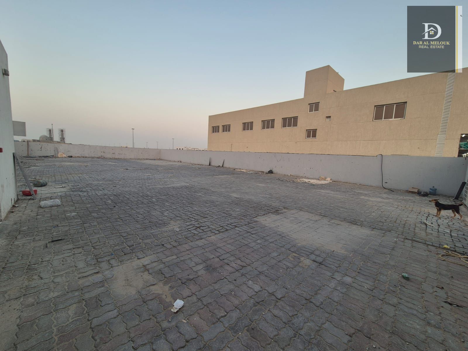 Rent in Sharjah, Al Sajaa area A plot of land measuring 18,600 sq ft, consisting of an office, bathroom, kitchen, and room