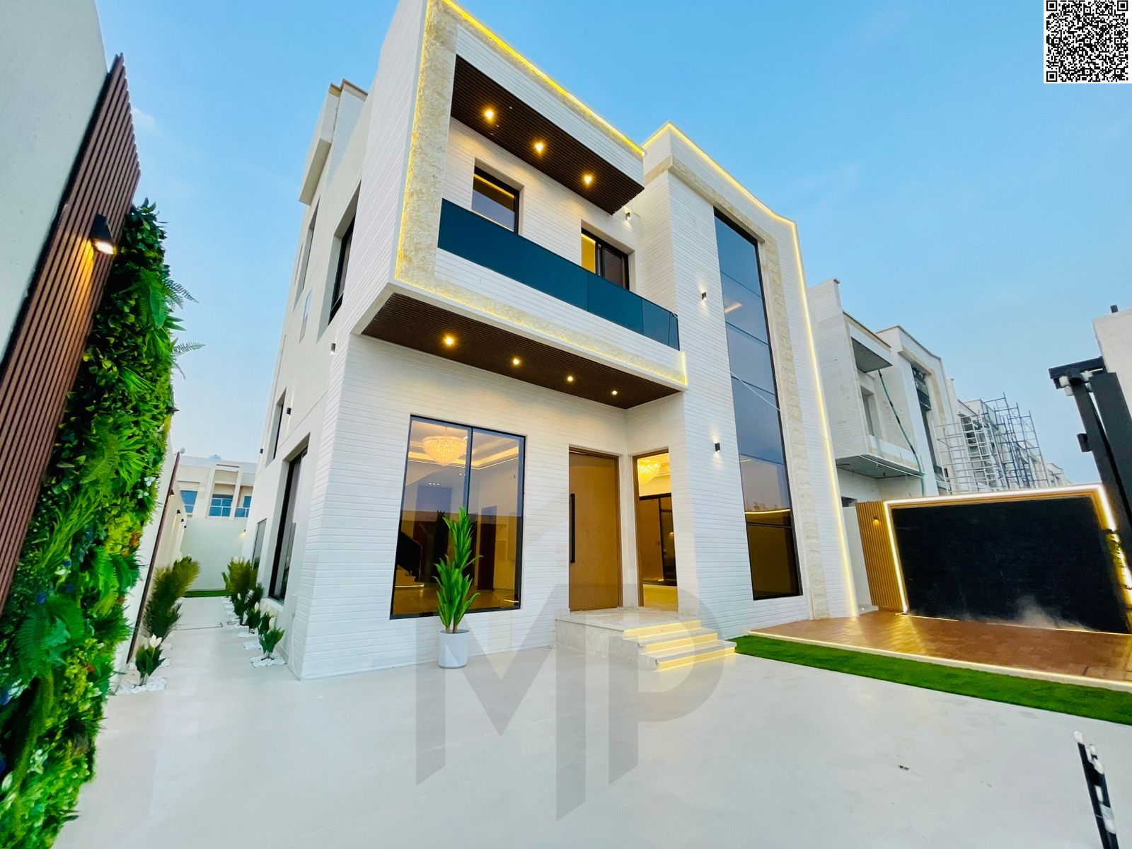 Villa for sale in a prime location. Ground floor, first floor, and roof. Super deluxe finishing. Special price including registration and ownership fe