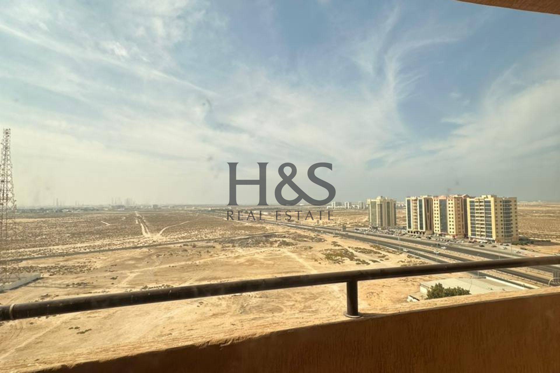 Large 2-Bedroom Apartment | Open View | Closed Kitchen Layout