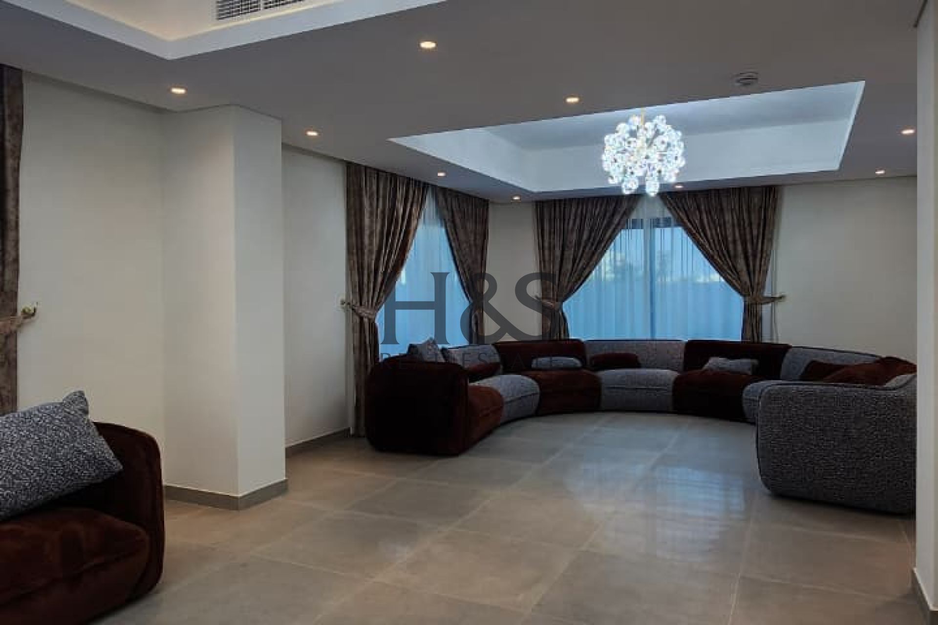 Spacious Single Row 5BR Villa for Rent | Maid & Driver